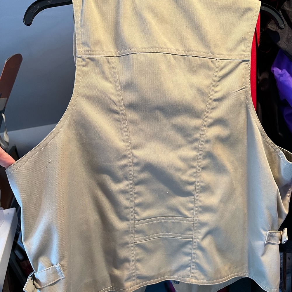 Tilley Endurables vest. Excellent outdoor gear . This is great for fishing, etc - Picture 3 of 5